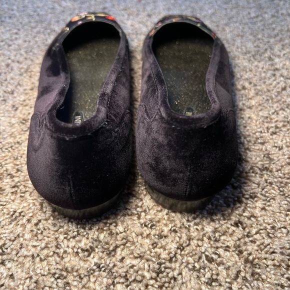 Enzo Angiolini Velvet Black Floral Embroidered Loafers | Women’s size 10 - Picture 3 of 4